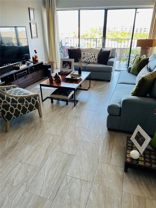 For Sale: $915,000 (2 beds, 2 baths, 1311 Square Feet)