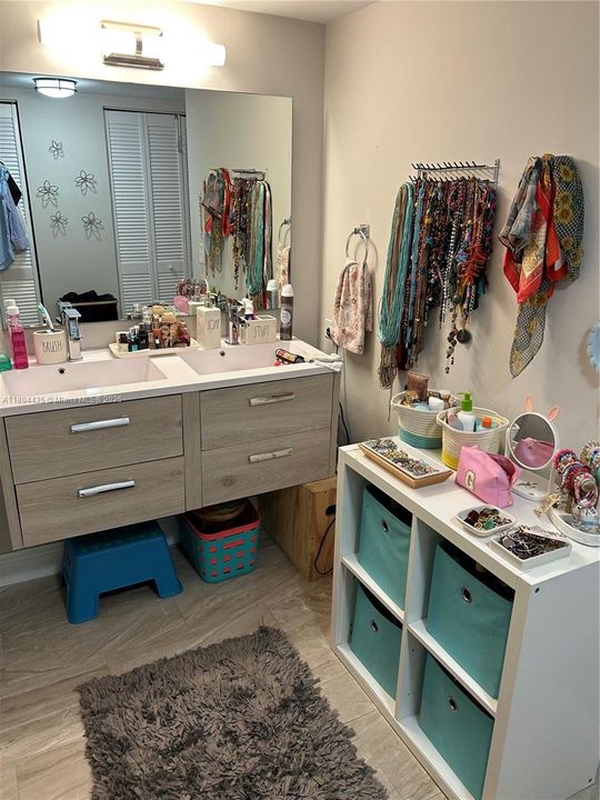 For Sale: $915,000 (2 beds, 2 baths, 1311 Square Feet)