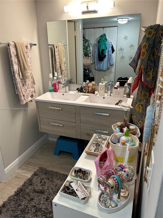 For Sale: $915,000 (2 beds, 2 baths, 1311 Square Feet)