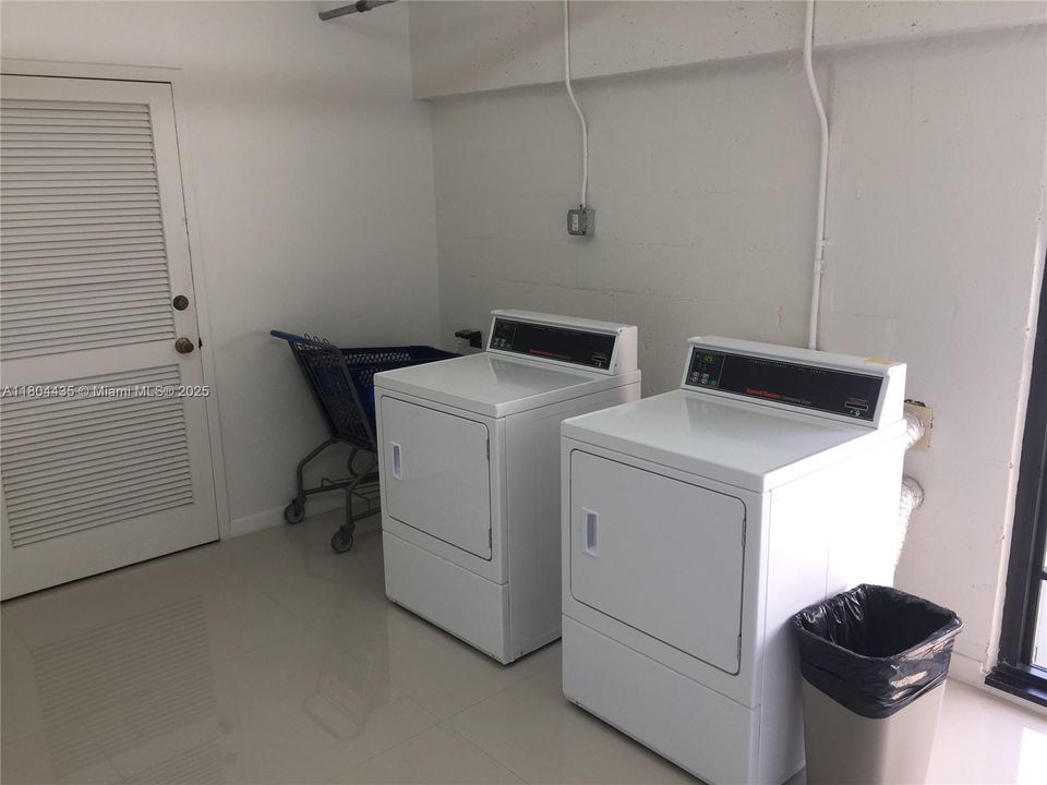 For Sale: $915,000 (2 beds, 2 baths, 1311 Square Feet)