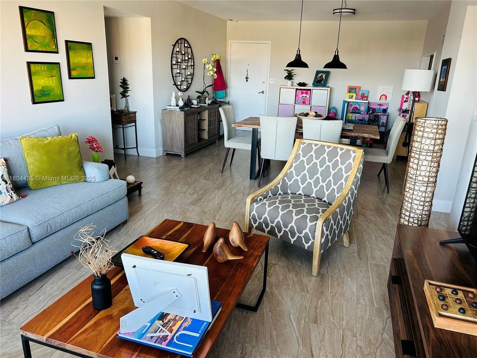 For Sale: $915,000 (2 beds, 2 baths, 1311 Square Feet)