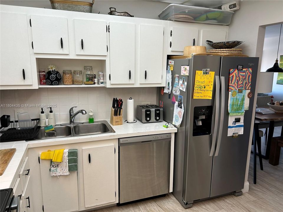 For Sale: $915,000 (2 beds, 2 baths, 1311 Square Feet)