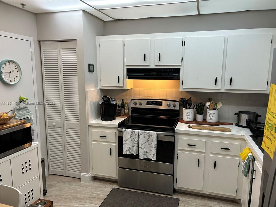 For Sale: $915,000 (2 beds, 2 baths, 1311 Square Feet)