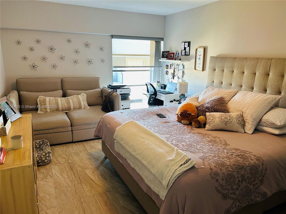 For Sale: $915,000 (2 beds, 2 baths, 1311 Square Feet)