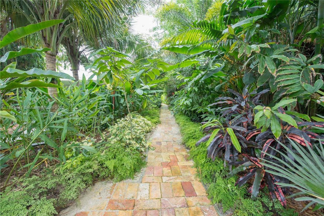 For Sale: $2,399,900 (6 beds, 6 baths, 4768 Square Feet)