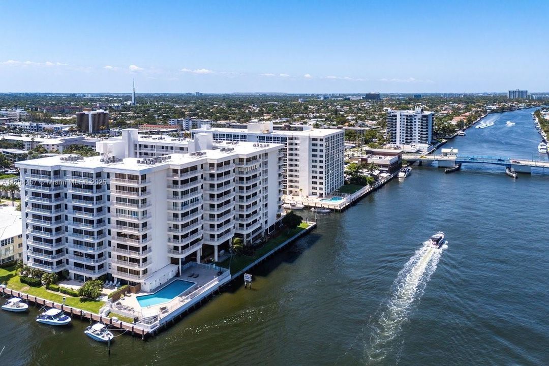 Недавно продано: $824,000 (2 спален, 3 ванн, 1963 Квадратных фут)