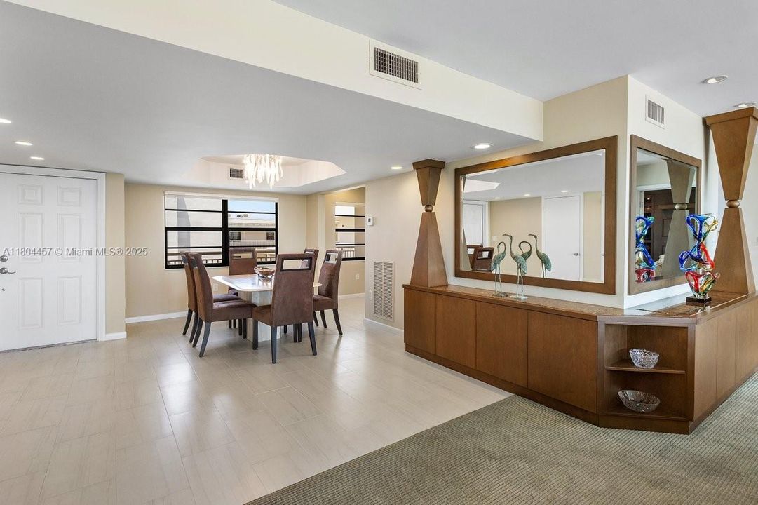 Недавно продано: $824,000 (2 спален, 3 ванн, 1963 Квадратных фут)