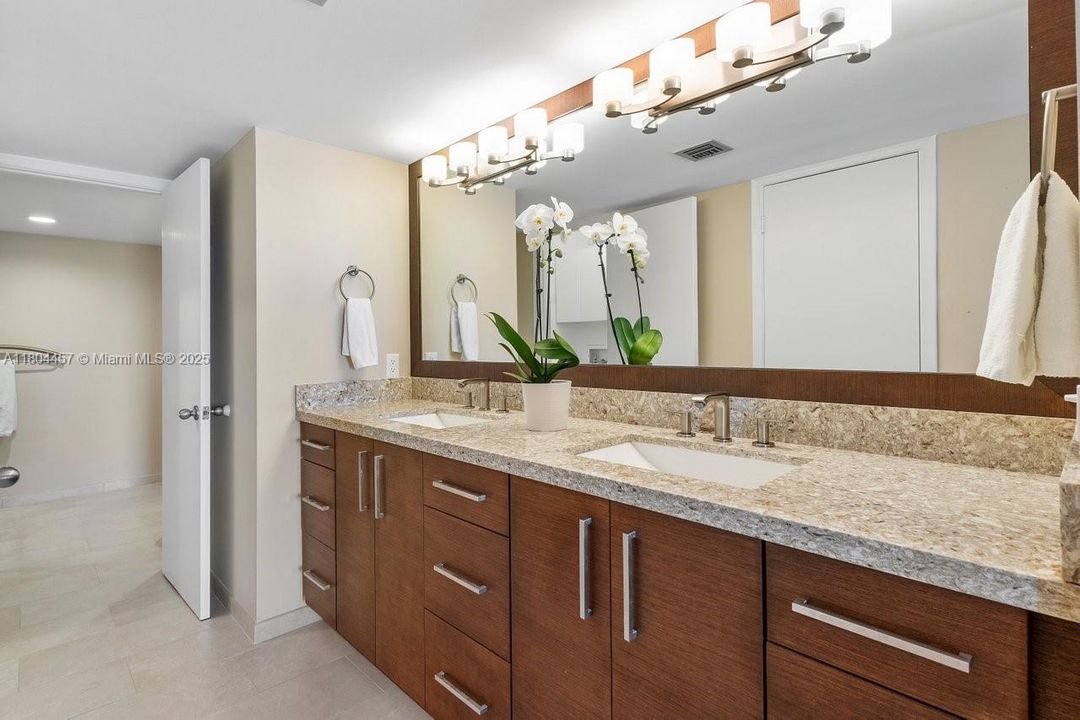 Недавно продано: $824,000 (2 спален, 3 ванн, 1963 Квадратных фут)