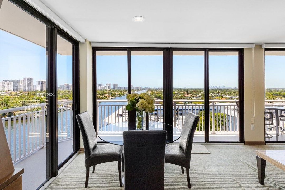 Недавно продано: $824,000 (2 спален, 3 ванн, 1963 Квадратных фут)