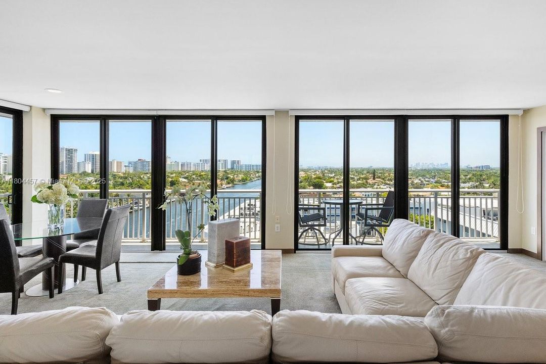 Недавно продано: $824,000 (2 спален, 3 ванн, 1963 Квадратных фут)