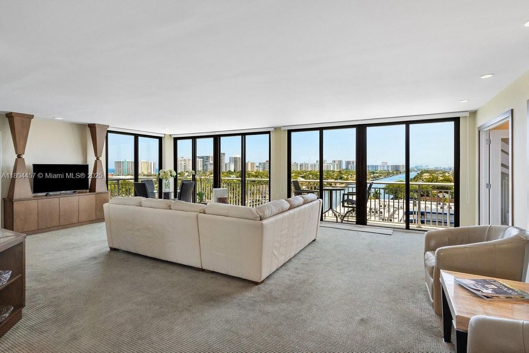 Недавно продано: $824,000 (2 спален, 3 ванн, 1963 Квадратных фут)