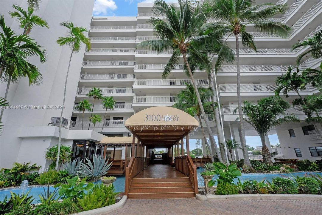 Недавно продано: $824,000 (2 спален, 3 ванн, 1963 Квадратных фут)