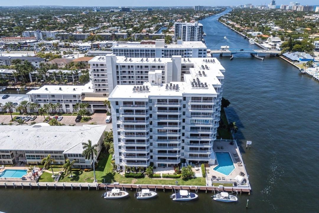 Недавно продано: $824,000 (2 спален, 3 ванн, 1963 Квадратных фут)