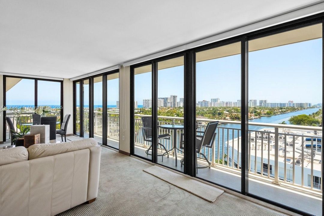 Недавно продано: $824,000 (2 спален, 3 ванн, 1963 Квадратных фут)