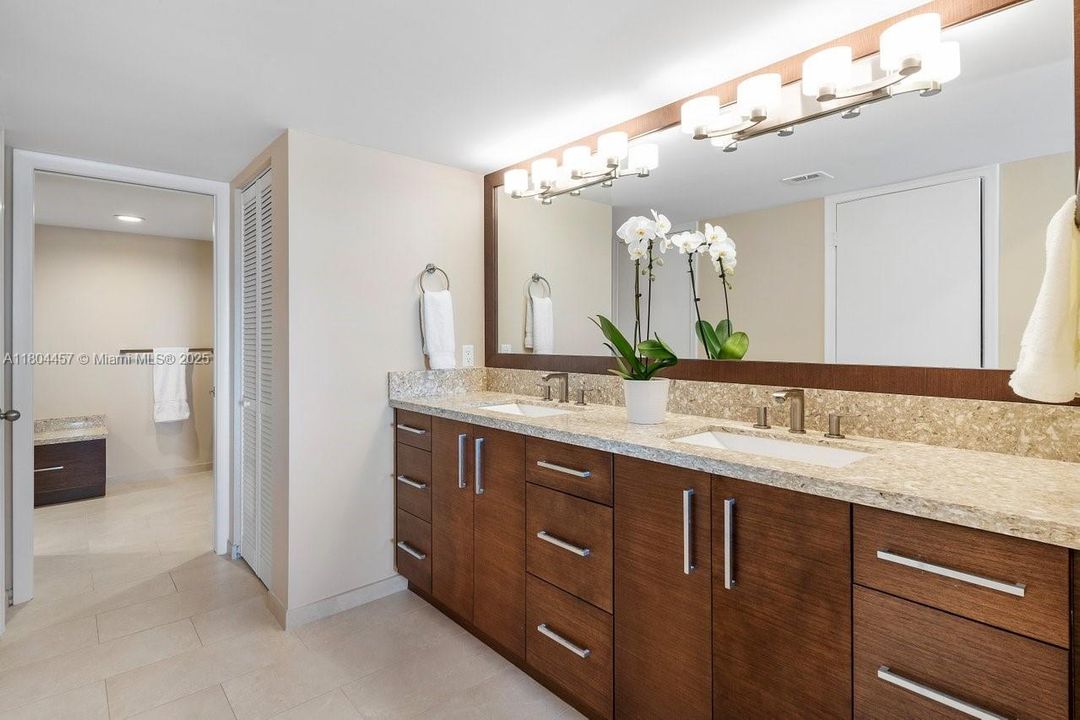 Недавно продано: $824,000 (2 спален, 3 ванн, 1963 Квадратных фут)