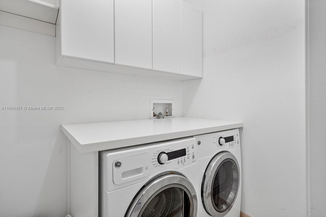 Недавно продано: $824,000 (2 спален, 3 ванн, 1963 Квадратных фут)