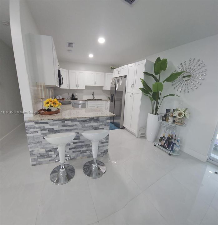 最近售出: $590,000 (4 贝兹, 3 浴室, 1211 平方英尺)