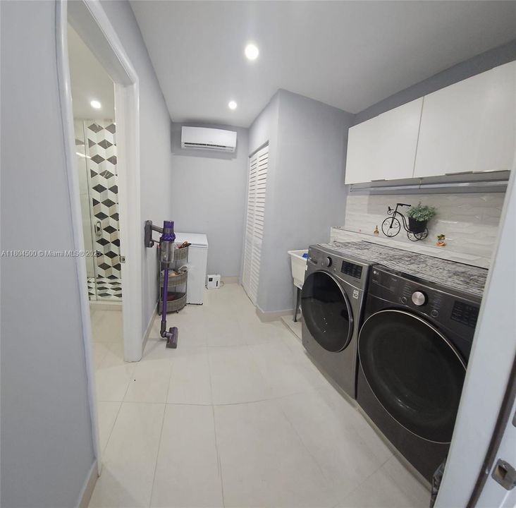 最近售出: $590,000 (4 贝兹, 3 浴室, 1211 平方英尺)