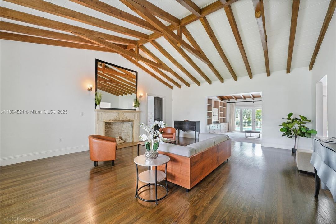 Vendido Recientemente: $3,499,000 (3 camas, 3 baños, 3068 Pies cuadrados)