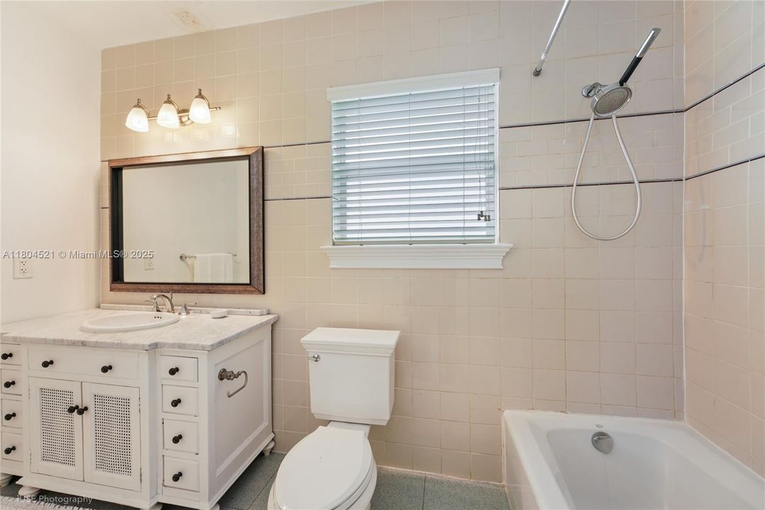 Vendido Recientemente: $3,499,000 (3 camas, 3 baños, 3068 Pies cuadrados)