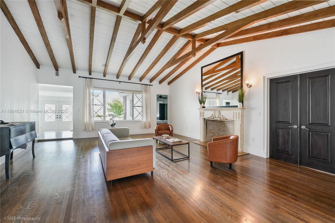 Vendido Recientemente: $3,499,000 (3 camas, 3 baños, 3068 Pies cuadrados)