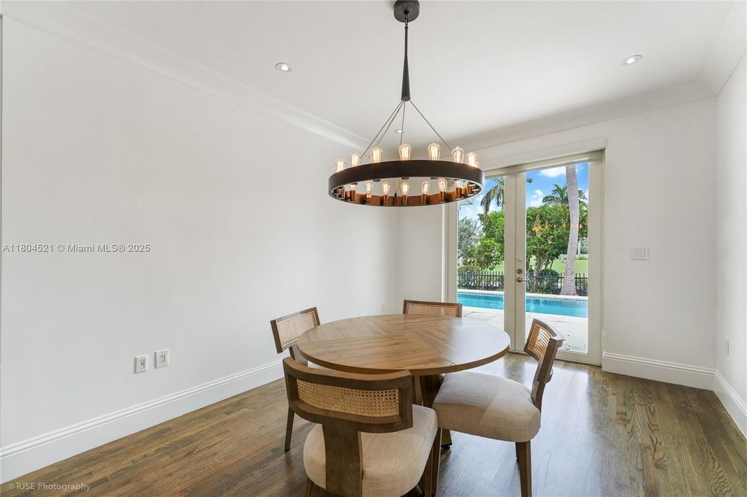 Vendido Recientemente: $3,499,000 (3 camas, 3 baños, 3068 Pies cuadrados)