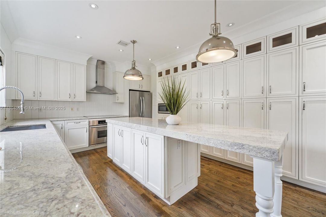 Vendido Recientemente: $3,499,000 (3 camas, 3 baños, 3068 Pies cuadrados)