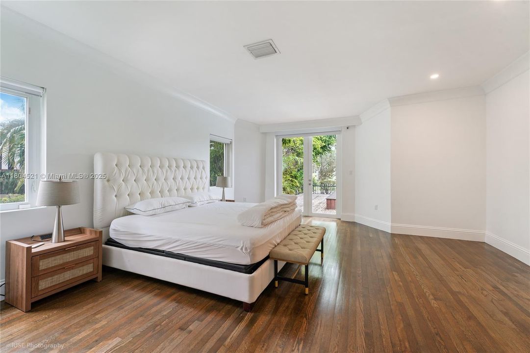 Vendido Recientemente: $3,499,000 (3 camas, 3 baños, 3068 Pies cuadrados)