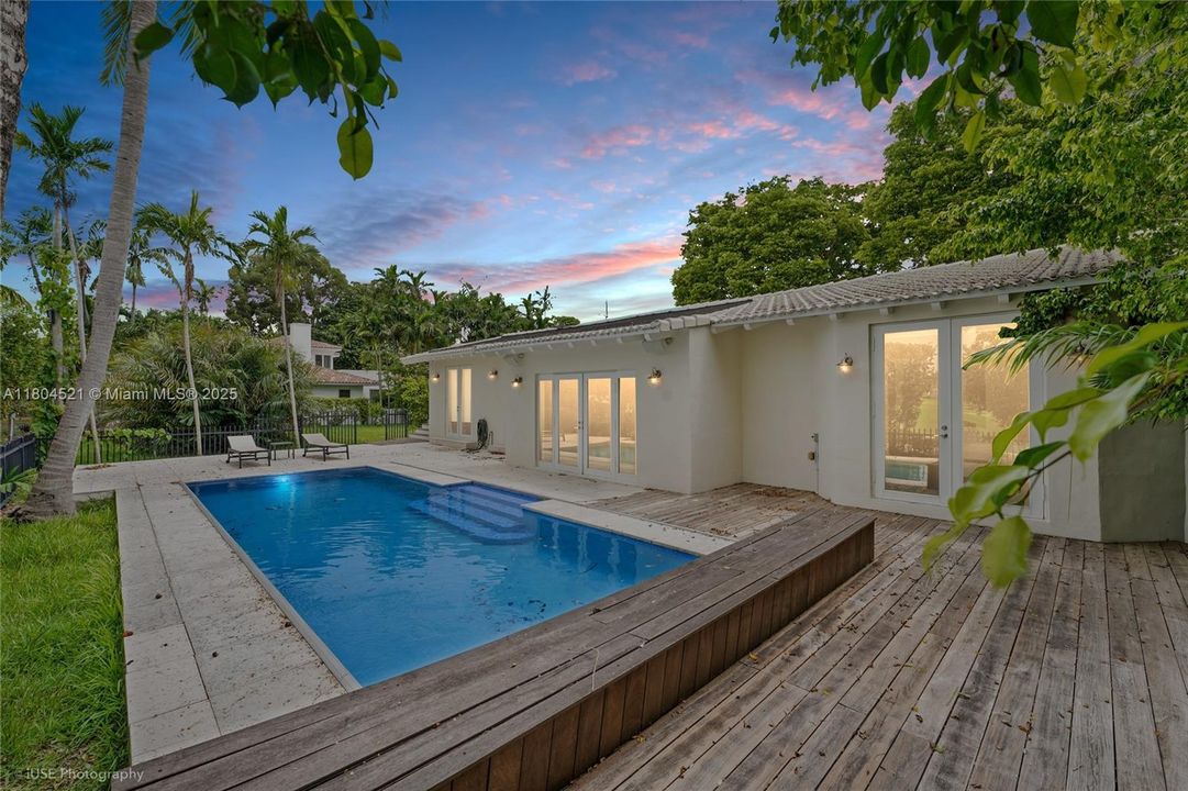 Vendido Recientemente: $3,499,000 (3 camas, 3 baños, 3068 Pies cuadrados)