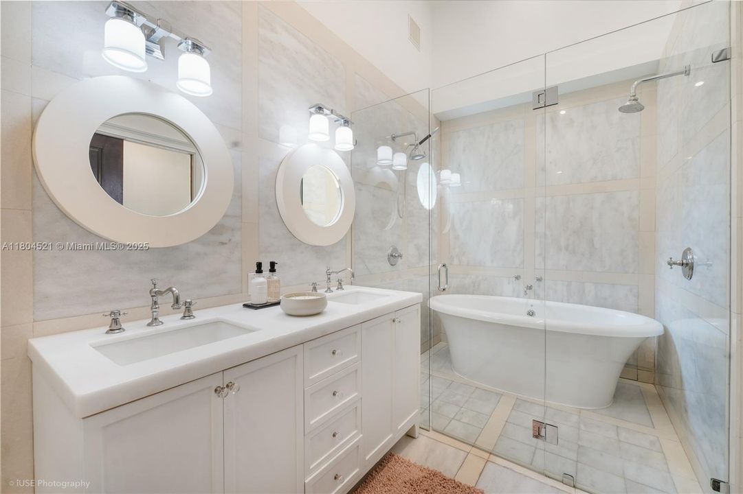 Vendido Recientemente: $3,499,000 (3 camas, 3 baños, 3068 Pies cuadrados)