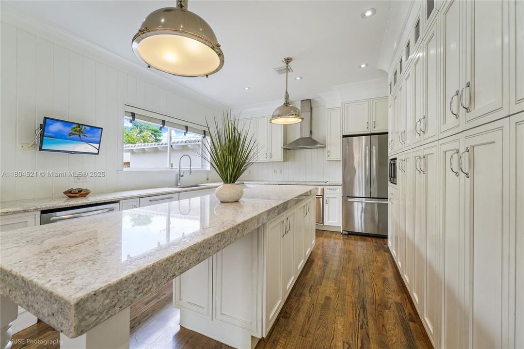 Vendido Recientemente: $3,499,000 (3 camas, 3 baños, 3068 Pies cuadrados)