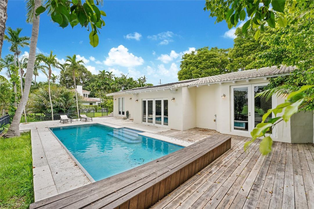 Vendido Recientemente: $3,499,000 (3 camas, 3 baños, 3068 Pies cuadrados)