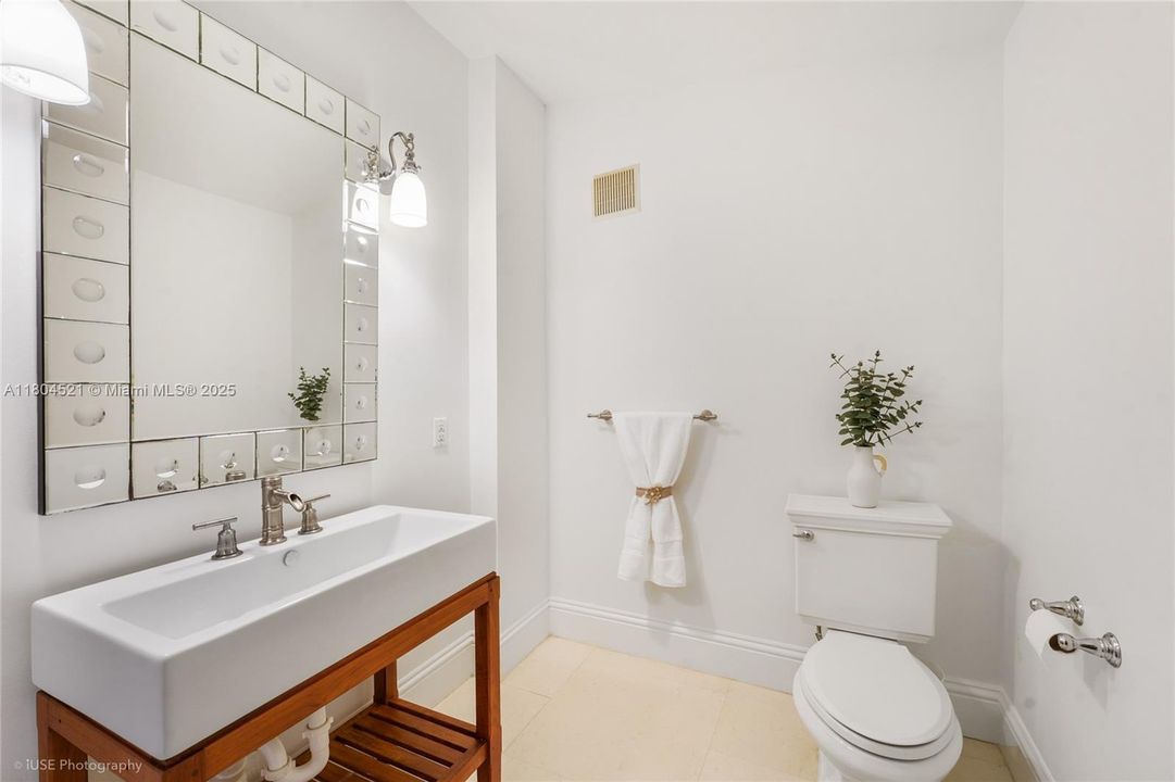 Vendido Recientemente: $3,499,000 (3 camas, 3 baños, 3068 Pies cuadrados)