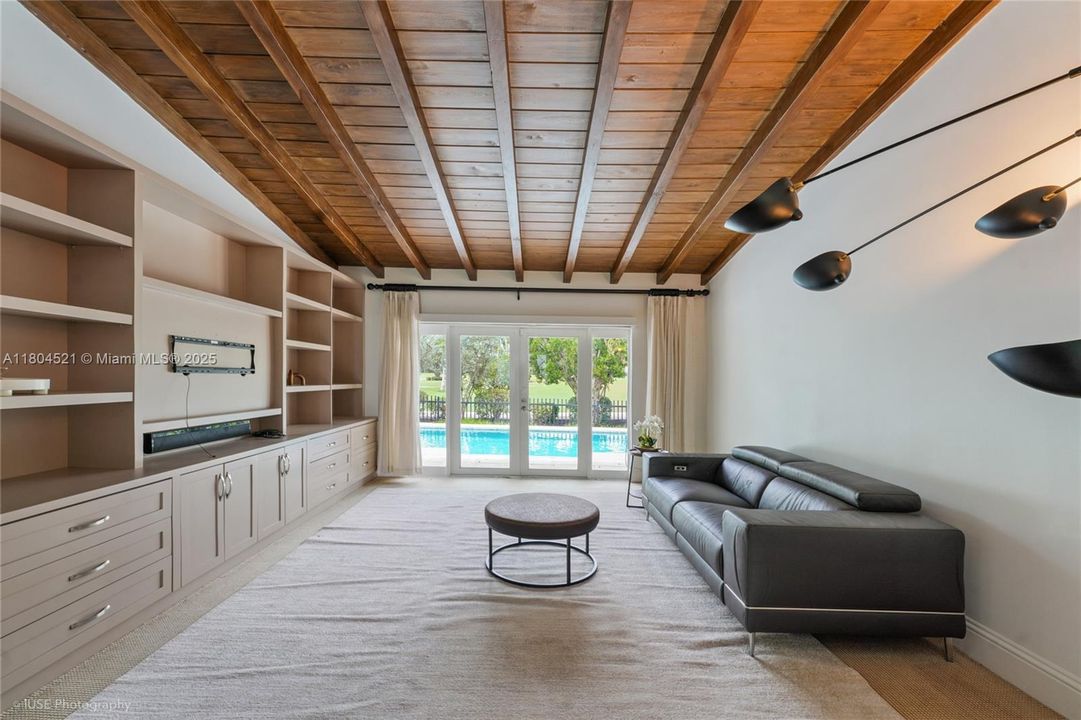 Vendido Recientemente: $3,499,000 (3 camas, 3 baños, 3068 Pies cuadrados)