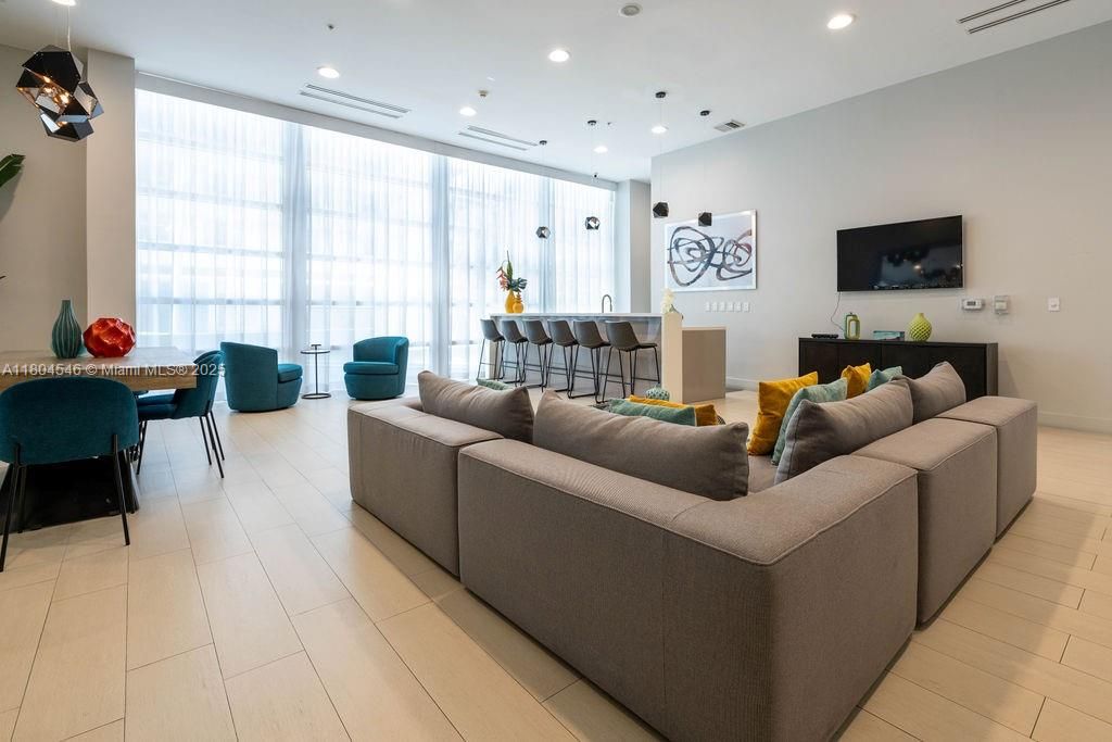 На продажу: $690,000 (2 спален, 2 ванн, 1153 Квадратных фут)