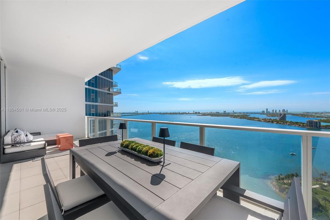 Недавно продано: $975,000 (2 спален, 2 ванн, 1147 Квадратных фут)