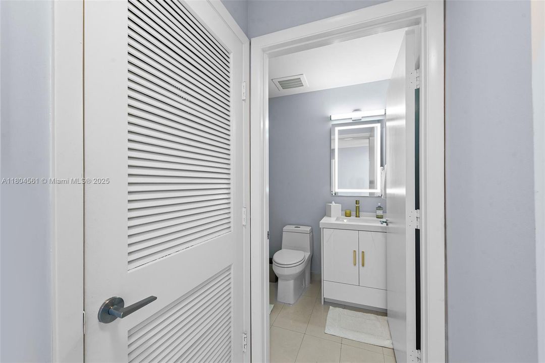 Недавно продано: $975,000 (2 спален, 2 ванн, 1147 Квадратных фут)