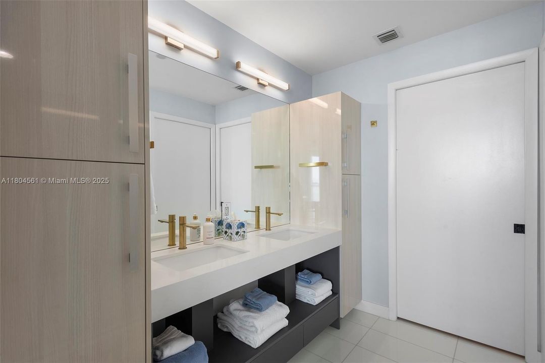 Недавно продано: $975,000 (2 спален, 2 ванн, 1147 Квадратных фут)