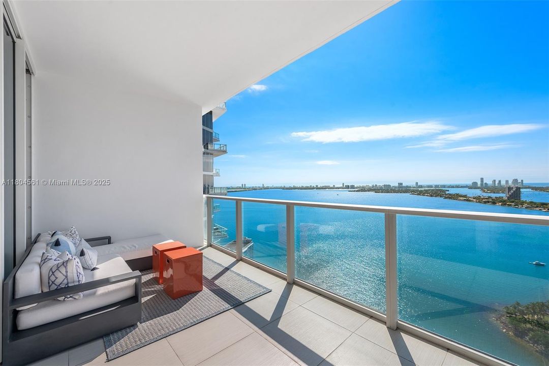 Недавно продано: $975,000 (2 спален, 2 ванн, 1147 Квадратных фут)