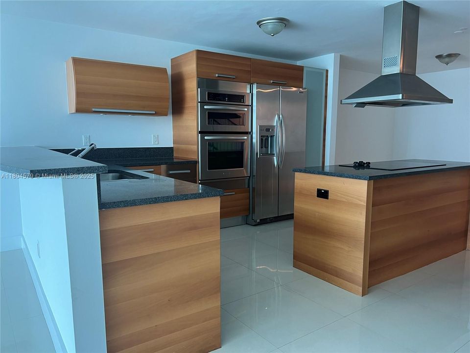 For Sale: $650,000 (1 beds, 2 baths, 1214 Square Feet)