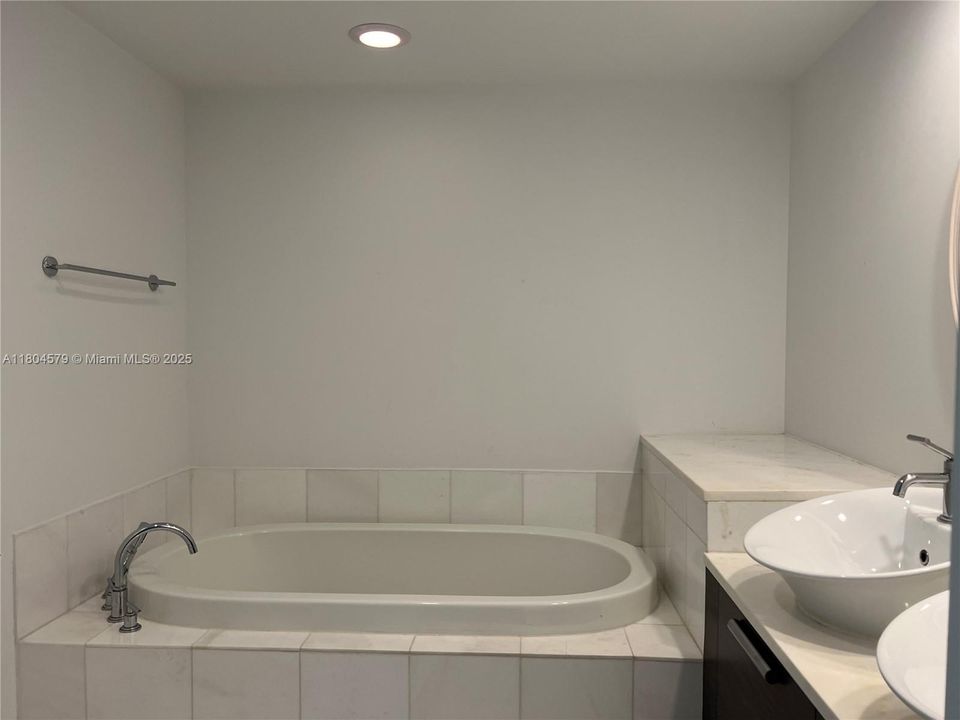 For Sale: $650,000 (1 beds, 2 baths, 1214 Square Feet)