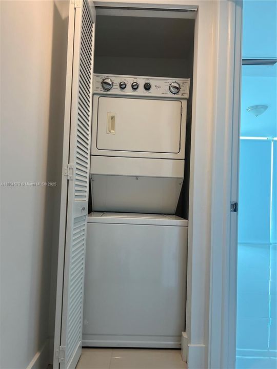 For Sale: $650,000 (1 beds, 2 baths, 1214 Square Feet)