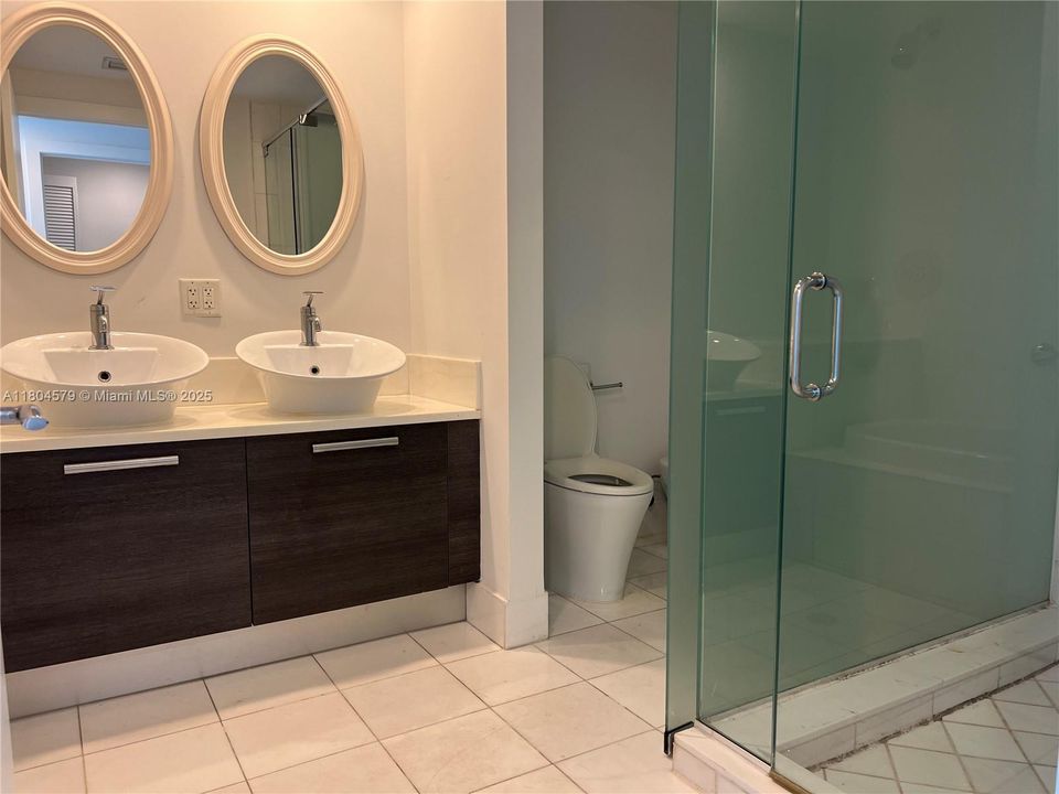 For Sale: $650,000 (1 beds, 2 baths, 1214 Square Feet)