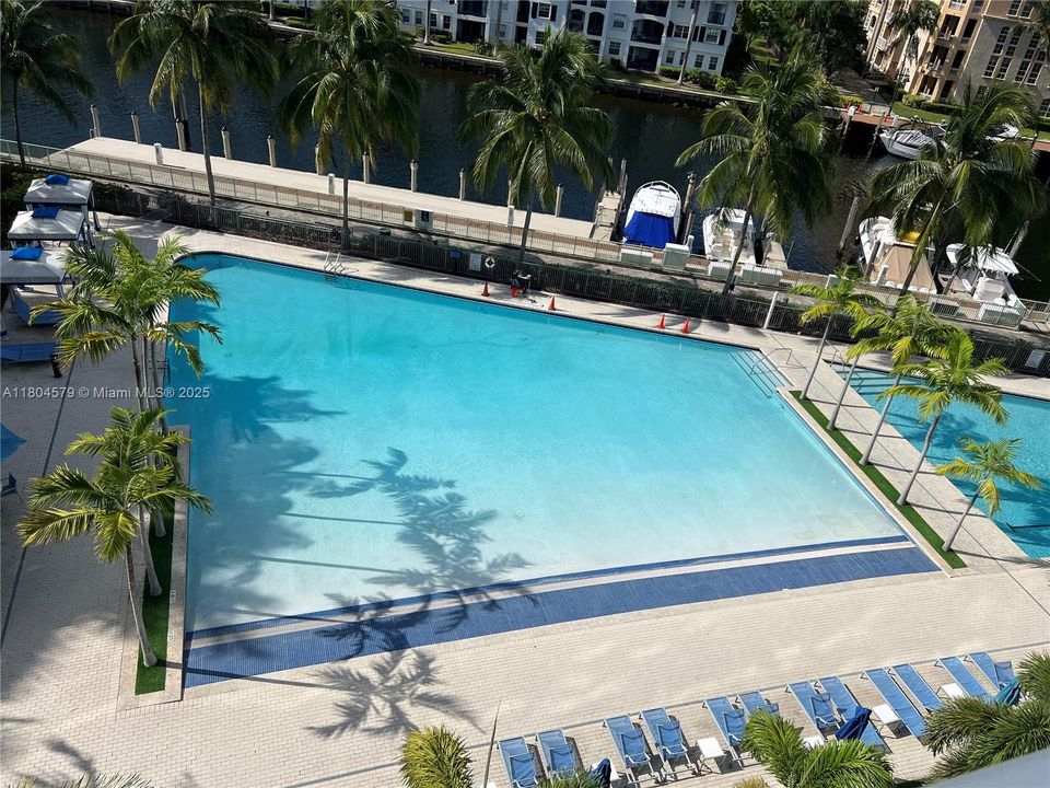 For Sale: $650,000 (1 beds, 2 baths, 1214 Square Feet)