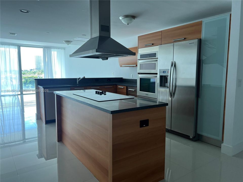 For Sale: $650,000 (1 beds, 2 baths, 1214 Square Feet)