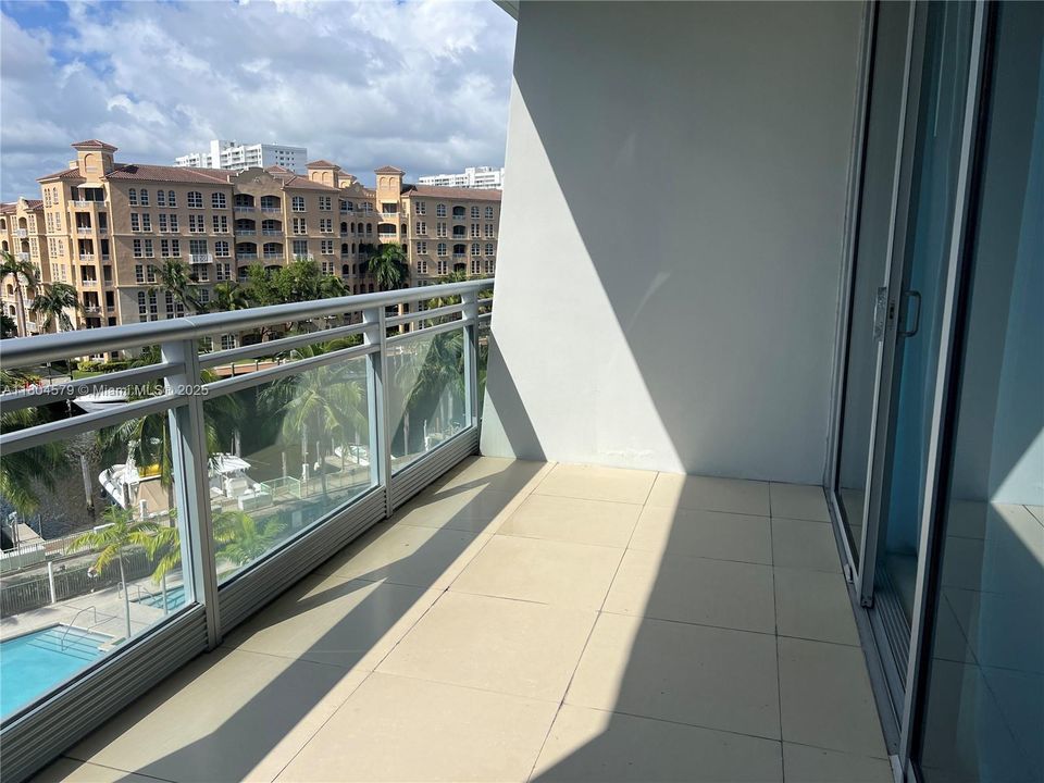 For Sale: $650,000 (1 beds, 2 baths, 1214 Square Feet)