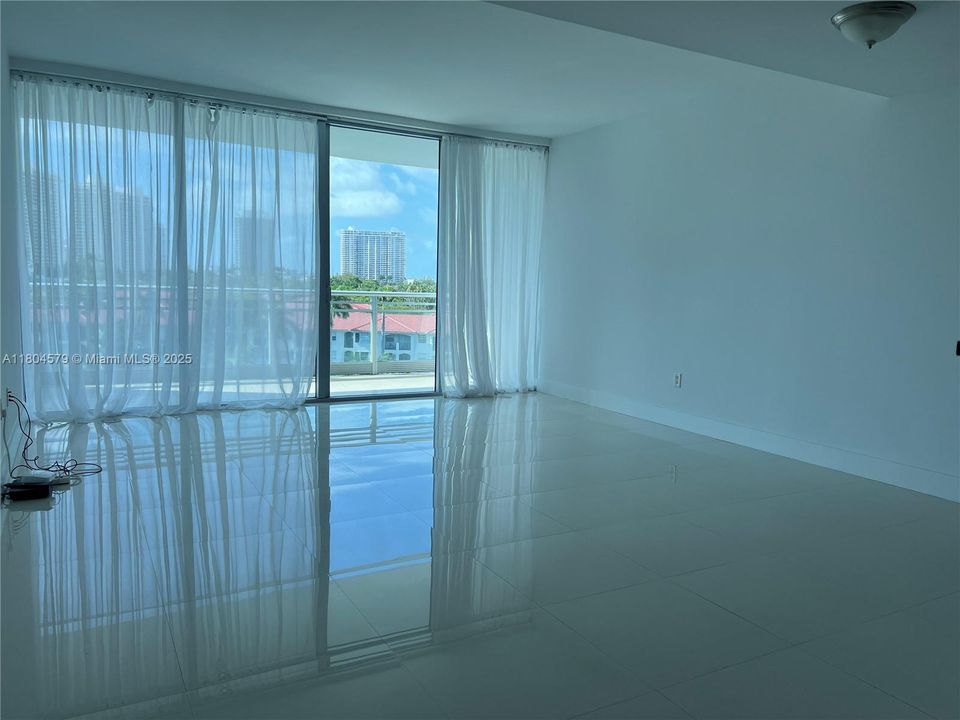 For Sale: $650,000 (1 beds, 2 baths, 1214 Square Feet)