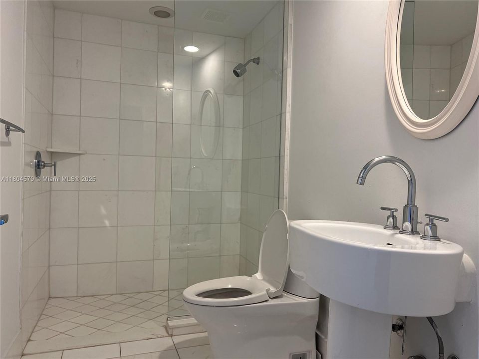 For Sale: $650,000 (1 beds, 2 baths, 1214 Square Feet)