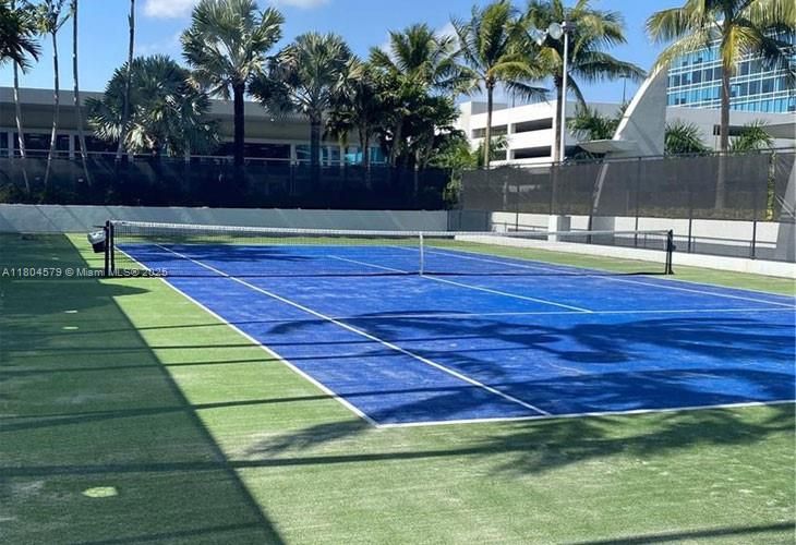 For Sale: $650,000 (1 beds, 2 baths, 1214 Square Feet)