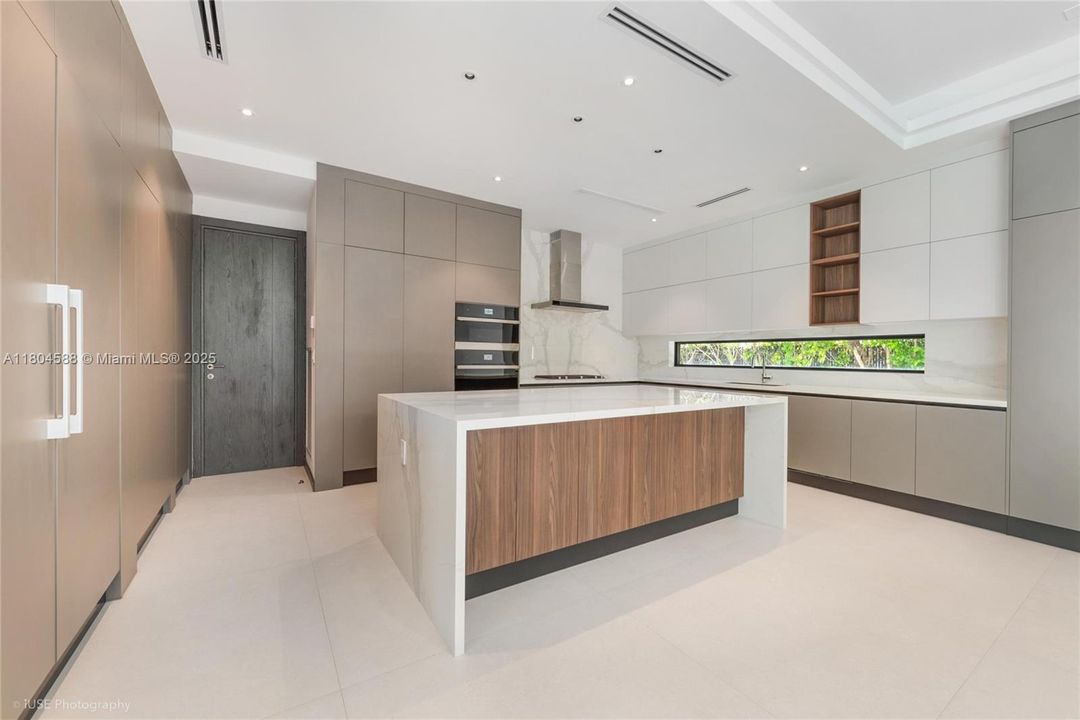 Недавно арендовано: $28,000 (7 спален, 7 ванн, 5735 Квадратных фут)